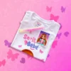 Playera blanca de Saritah bebe con Pulsera y sticker