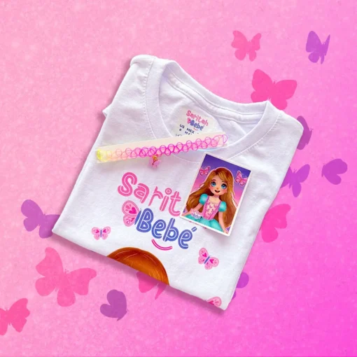 Playera blanca de Saritah bebe con Pulsera y sticker